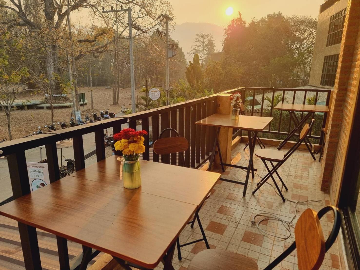 The Savannah Hostel Пай Екстериор снимка